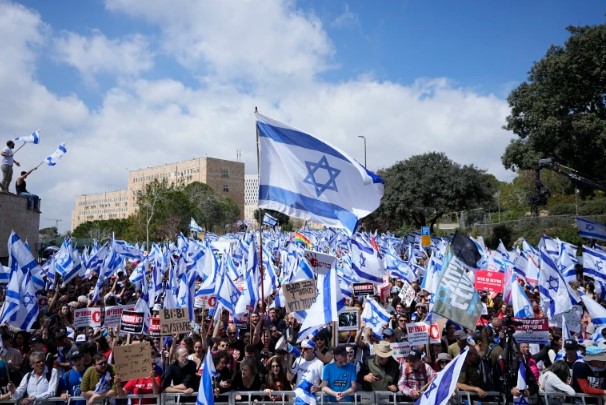 Israel mergulha em protestos contra reforma judicial e demissão do chefe da Defesa