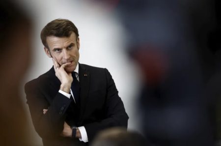 Macron sobrevive a votações contra o governo, mas reputação cai e protestos crescem