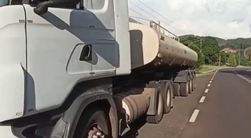 Caminhão que transporta combustíveis é flagrado levando água para a Casan em SC