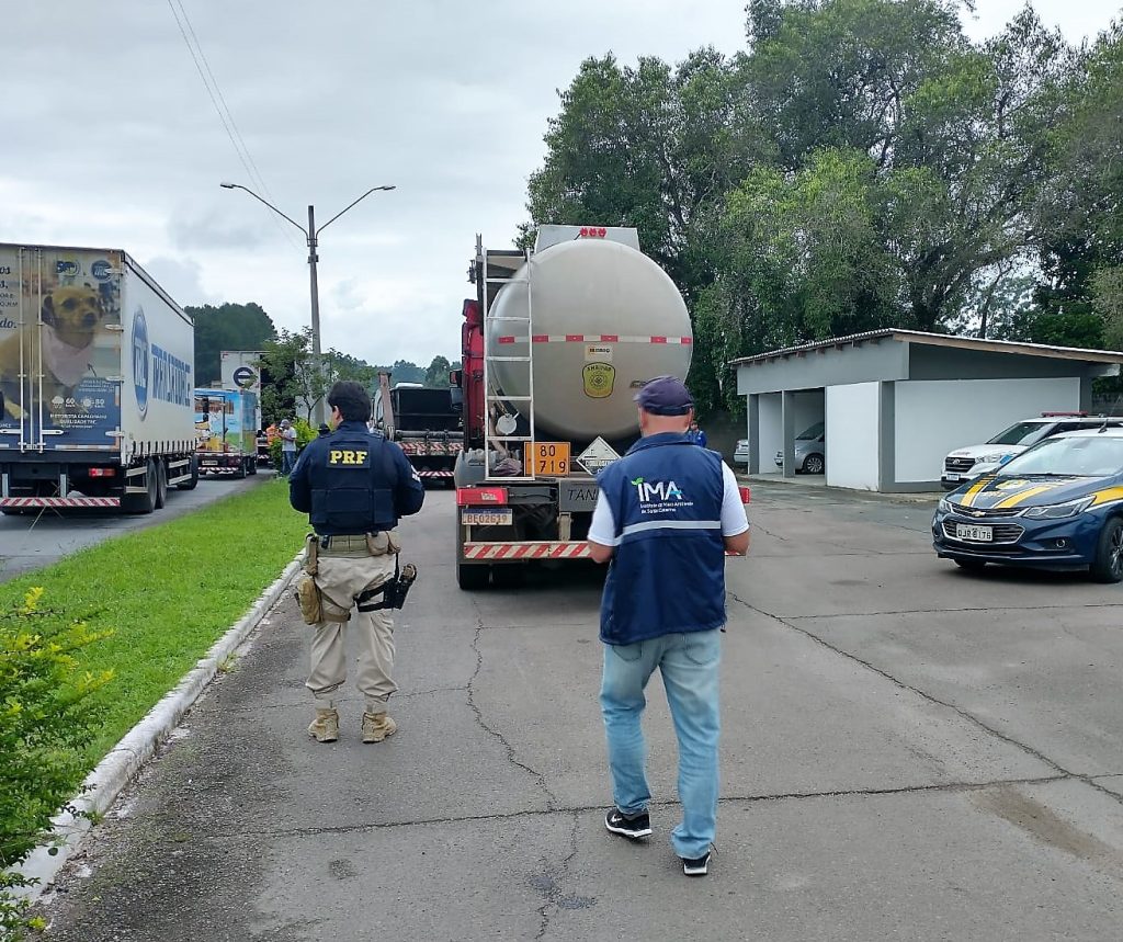 Ação conjunta fiscaliza transporte de produtos perigosos na BR-470 em Rio do Sul