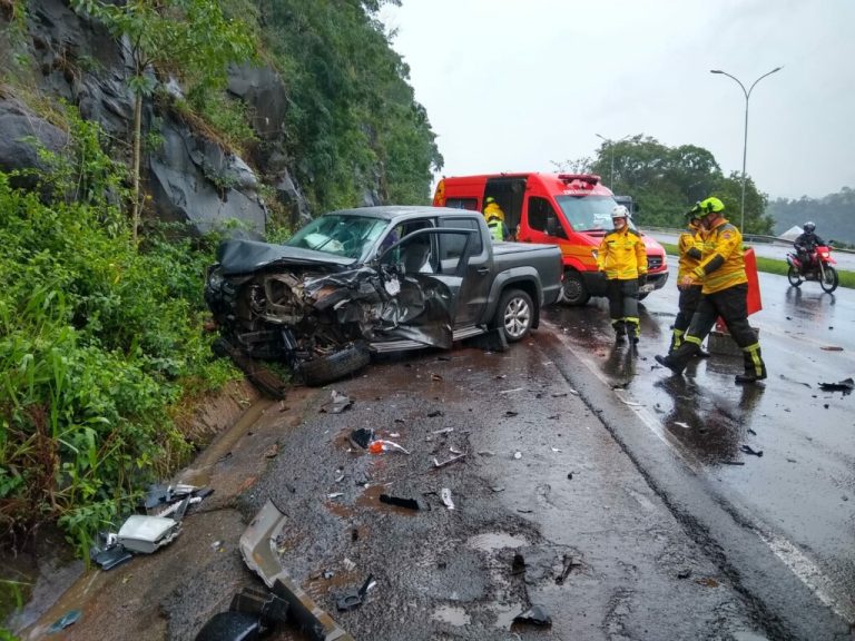 Três pessoas ficam feridas após grave colisão entre caminhonetes em SC