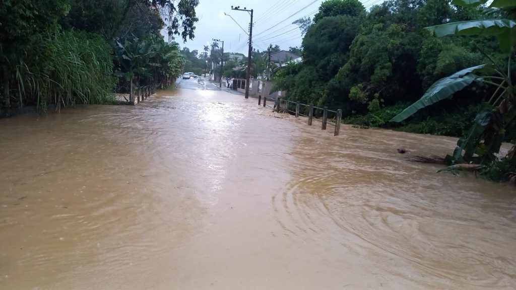 Chuvas alagaram pelo menos 50 ruas em Indaial
