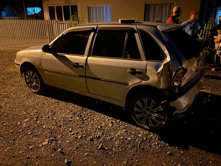 Veículo é arrastado por 40 metros após acidente em Aurora