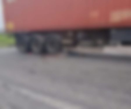 Ciclista morre esmagado por caminhão no trevo de Itajaí
