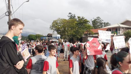 Alunos fazem manifestação para cobrar da Prefeitura de Indaial e do Governo Estadual melhorias na Infraestrutura