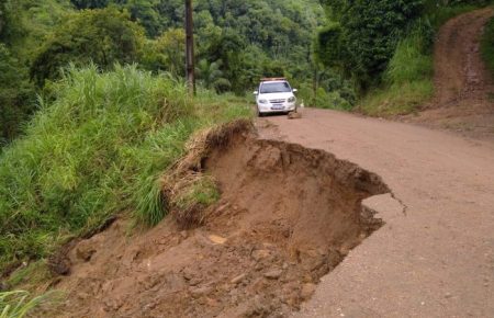 Deslizamento interdita parte da estrada geral da Mulde, em Timbó