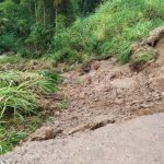 Deslizamento interdita parte da estrada geral da Mulde, em Timbó