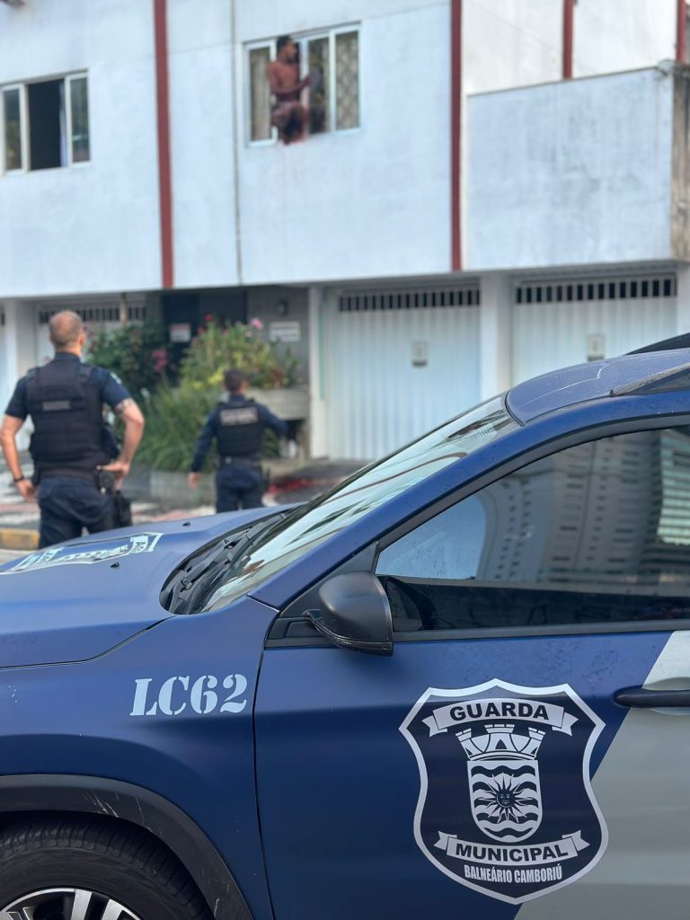 Usuário de drogas que tentou pular de prédio em Balneário Camboriú é contido por seis Guardas Municipais