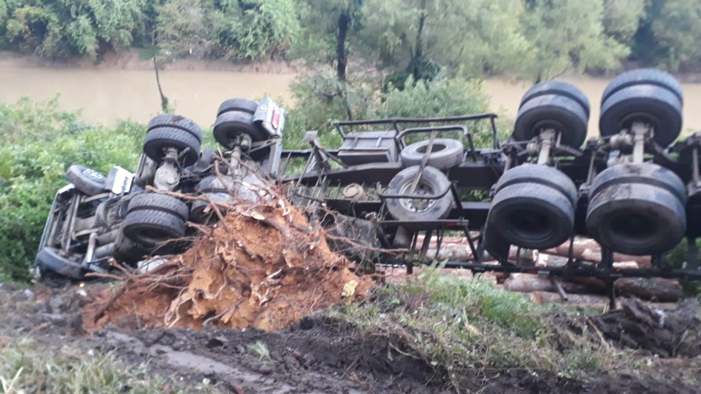 Após tombar, caminhão quase cai em rio no Alto Vale