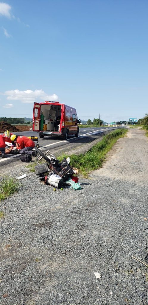 Ciclista sofre grave acidente na BR-470 em Ilhota