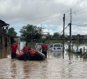 A chuva que caiu na noite da última quarta-feira, 22, em algumas regiões de Santa Catarina, trouxe consigo muita destruição. A região norte de SC foi uma das mais afetadas. Em Araquari, pelo menos 40 casas e 15 ruas ficaram alagadas e a Defesa Civil segue fazendo o levantamento e retirando as pessoas das residências afetadas. Os bairros mais atingidos são Rainha e Itapocu. Já em Itajaí, os bairros Espinheiros, Portal 1 e Santa Regina, tiveram cerca de 45 adultos e crianças resgatadas. Além disso, a chuva abriu uma cratera em uma rua às margens da BR-101, perto do posto Sinuelo, com cerca de quatro metros de diâmetro e seis de profundidade. LEIA TAMBÉM: Ciclista sofre grave acidente na BR-470 em Ilhota Por fim, de acordo com a Defesa Civil, a chance de temporais isolados com chuva intensa em toda a região segue durante o dia.