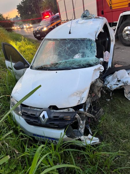 Motorista fica preso às ferragens de Renault Kwid após colisão na BR-470 em Blumenau