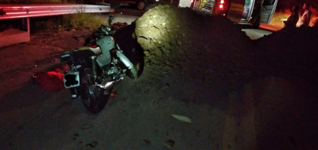 Motociclista fica ferido após colidir com um monte de terra no Alto Vale