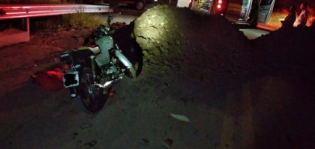 Motociclista fica ferido após colidir com um monte de terra no Alto Vale
