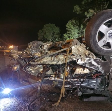 Carro fica irreconhecível após colisão na BR-470 em Indaial