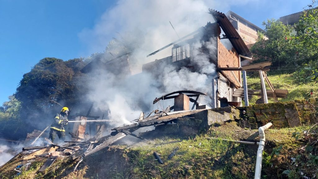 Casa fica destruída após incêndio no bairro Garcia em Blumenau
