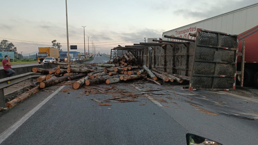 Acidente com caminhão de toras provoca 20 quilômetros de filas na BR-101 em Itajaí