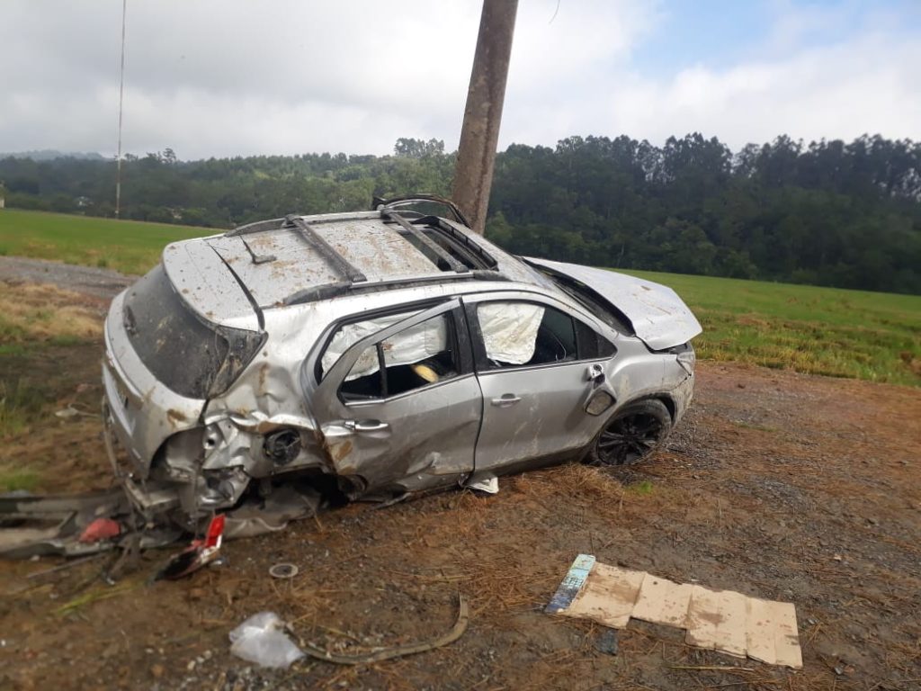 Motorista morre ao bater contra poste em Rio do Sul