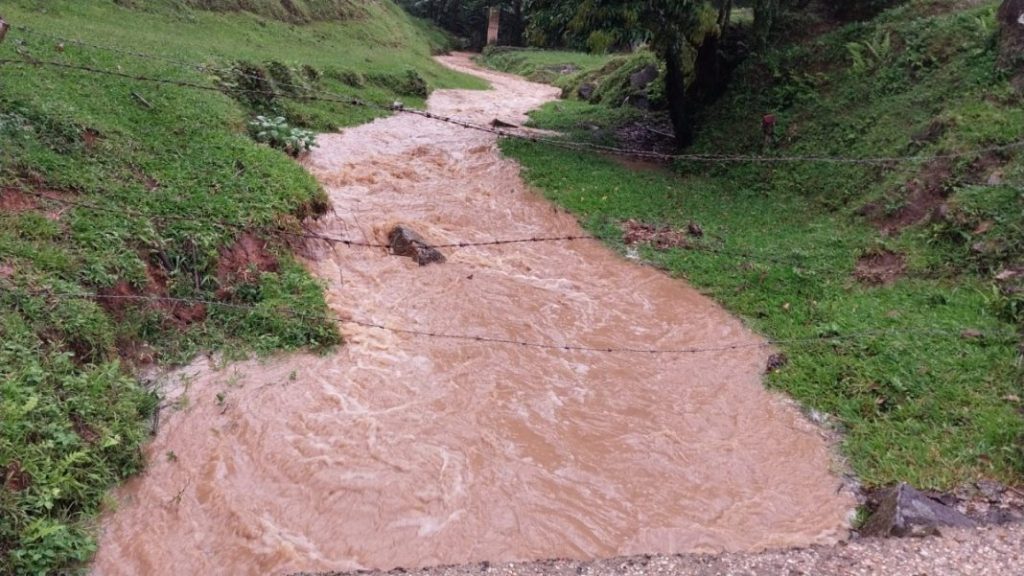 Forte chuva causa impactos em bairros de Brusque nesta quarta-feira