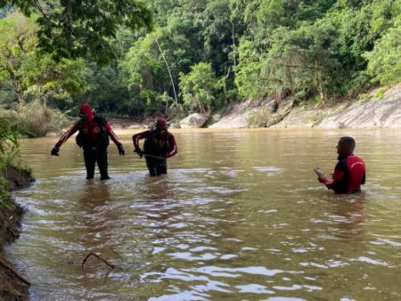 Criança de três anos que caiu em rio segue desaparecida em SC