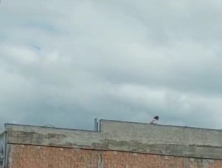 Homem tem surto em cima de telhado em Jaraguá do Sul