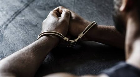 Homem com mandado de prisão por ameaça e descumprimento de medida protetiva é preso em Blumenau