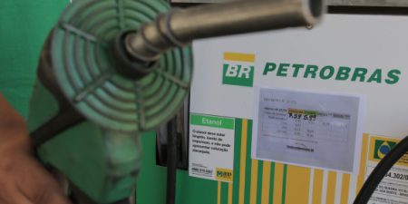 Presidente da Petrobras estuda redução do preço da gasolina