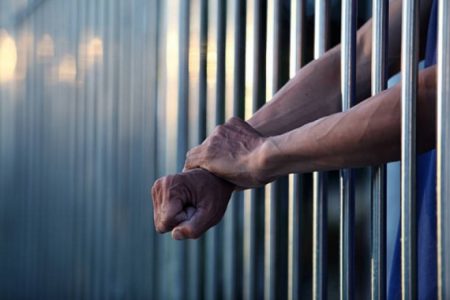 Homem é preso por não respeitar medida protetiva em Timbó