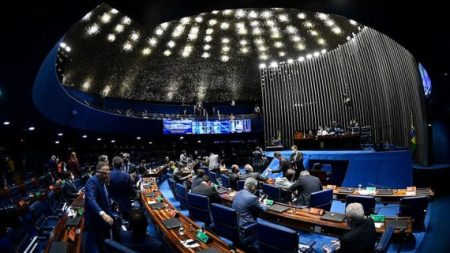 Senadores definem regime de três dias de trabalho por semana em Brasília
