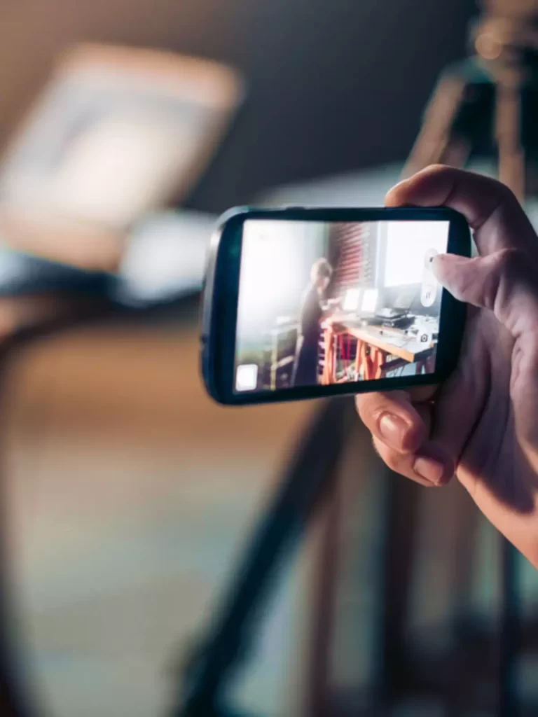 Homem perde o celular após ser flagrado filmando mulher em Balneário Camboriú