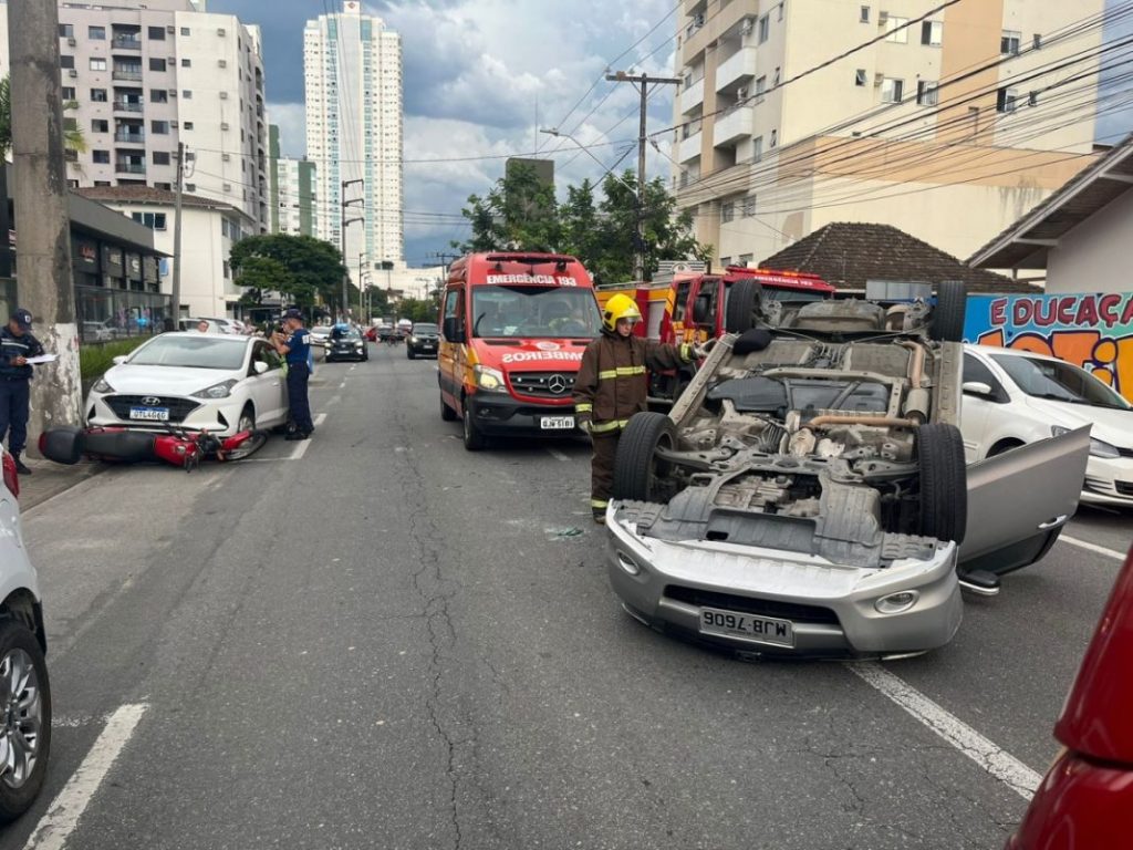 Idosa de 83 anos fica ferida após colisão seguida de capotamento em Blumenau