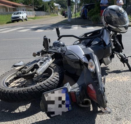 Colisão entre carro e moto deixa uma vítima em estado grave em Indaial