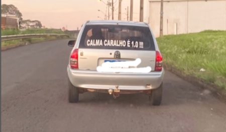 Motorista viraliza com mensagem inusitada em carro no Paraná