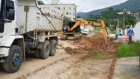 Secretaria de Obras retoma trabalhos em Timbó após longo período de chuvas