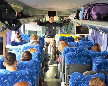 Ação educativa em rodoviárias orienta passageiros de ônibus na Operação Semana Santa