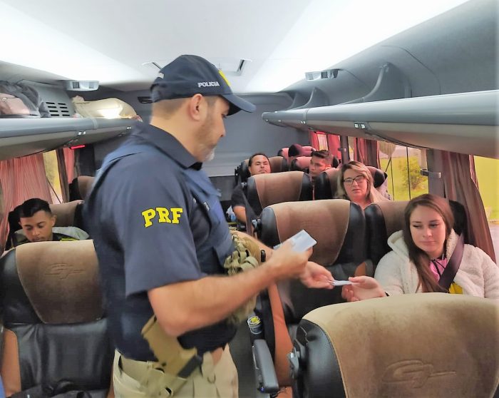 Ação educativa em rodoviárias orienta passageiros de ônibus na Operação Semana Santa