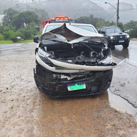 Colisão entre dois veículos deixa caroneira ferida em Apiúna