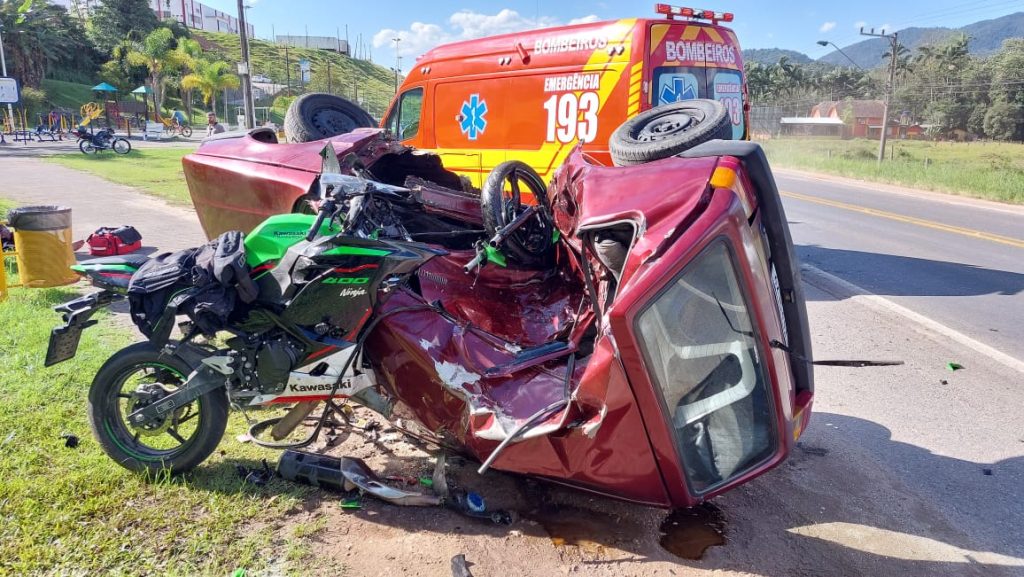 Colisão seguida de capotamento deixa motociclista inconsciente em Blumenau