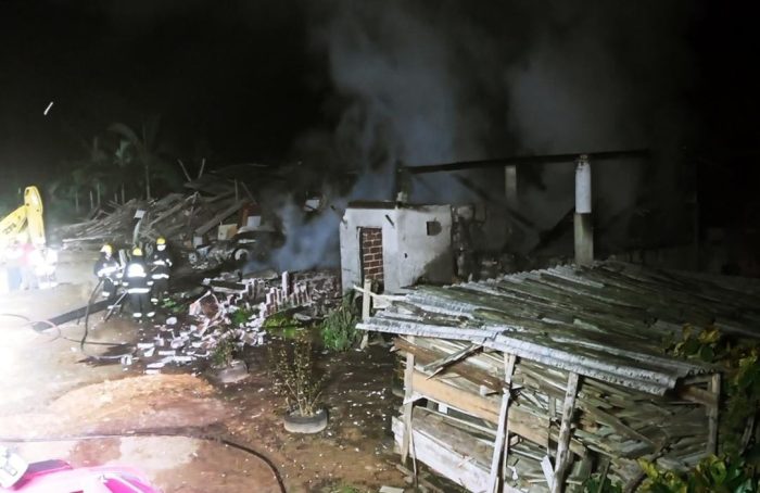 Oficina é destruída após ser tomada por incêndio em Indaial 