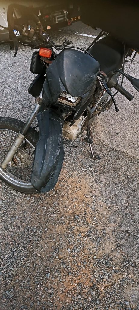 Motociclista é encontrado caído no chão após colisão contra carro em Indaial