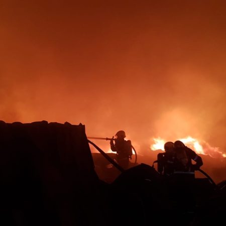 Galpão de empresa sofre incêndio de grandes proporções em Itajaí