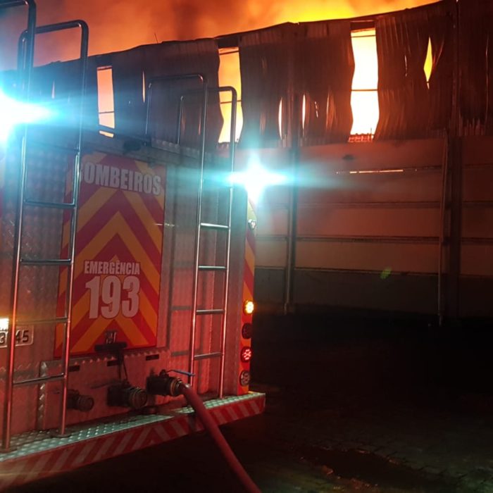 Galpão de empresa sofre incêndio de grandes proporções em Itajaí