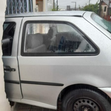 Motorista foge após destruir parede de residência de Chapecó em colisão