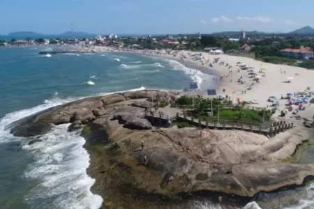 Homem morre após fazer brincadeira em deck na praia de Itapoá
