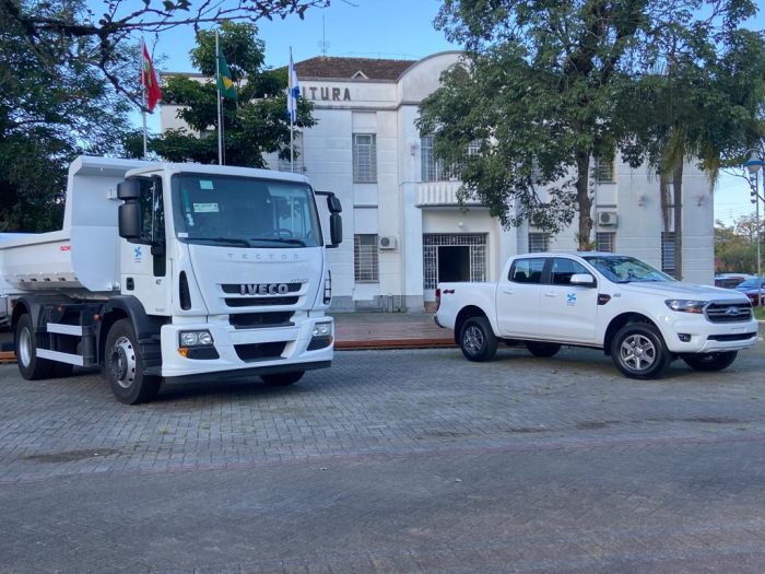 Prefeitura de Timbó adquire dois novos veículos