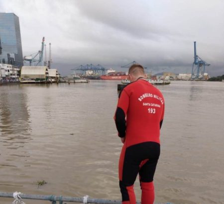 Homem tenta atravessar rio Itajaí-Açú após discussão e desaparece em Itajaí