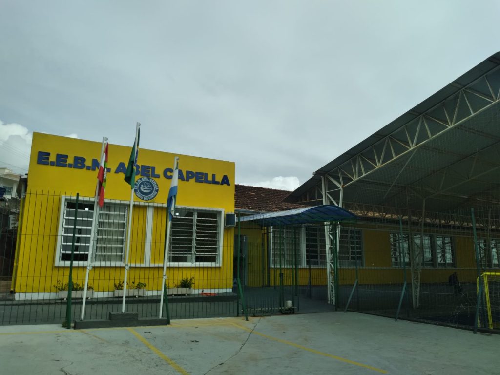 Adolescente é flagrado com pistola em escola de Governador Celso Ramos