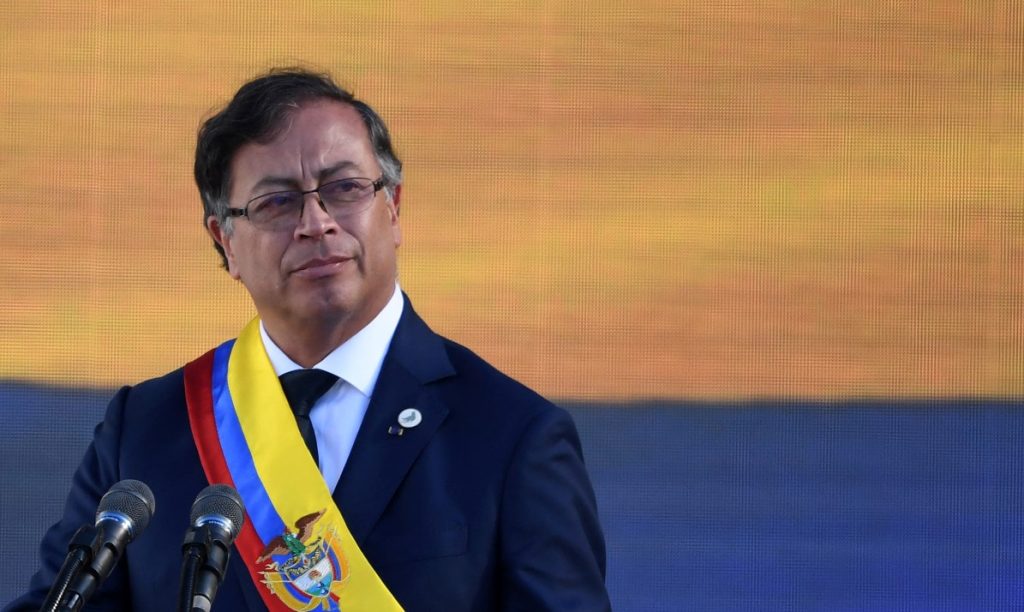 Quebra de companhias aéreas faz presidente da Colômbia oferecer jato pessoal e aviões militares à população