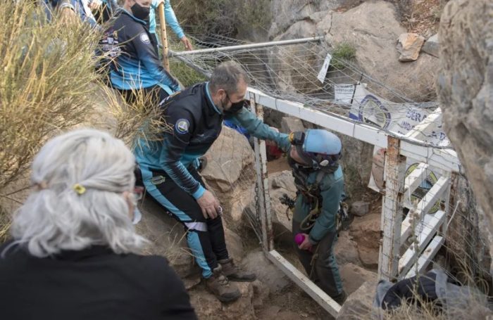 Atleta espanhola deixa caverna onde ficou isolada por 509 dias