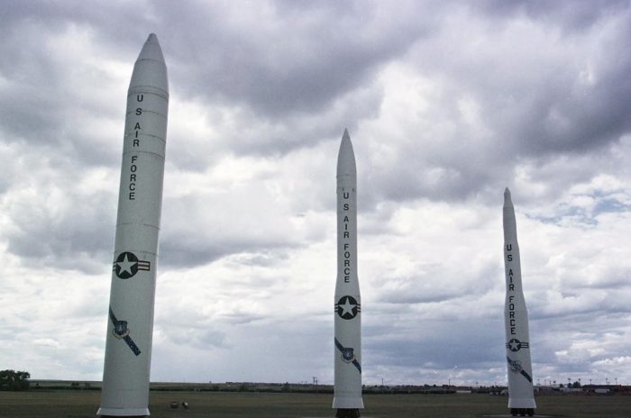 EUA e França realizam testes nucleares no Atlântico e no Pacífico